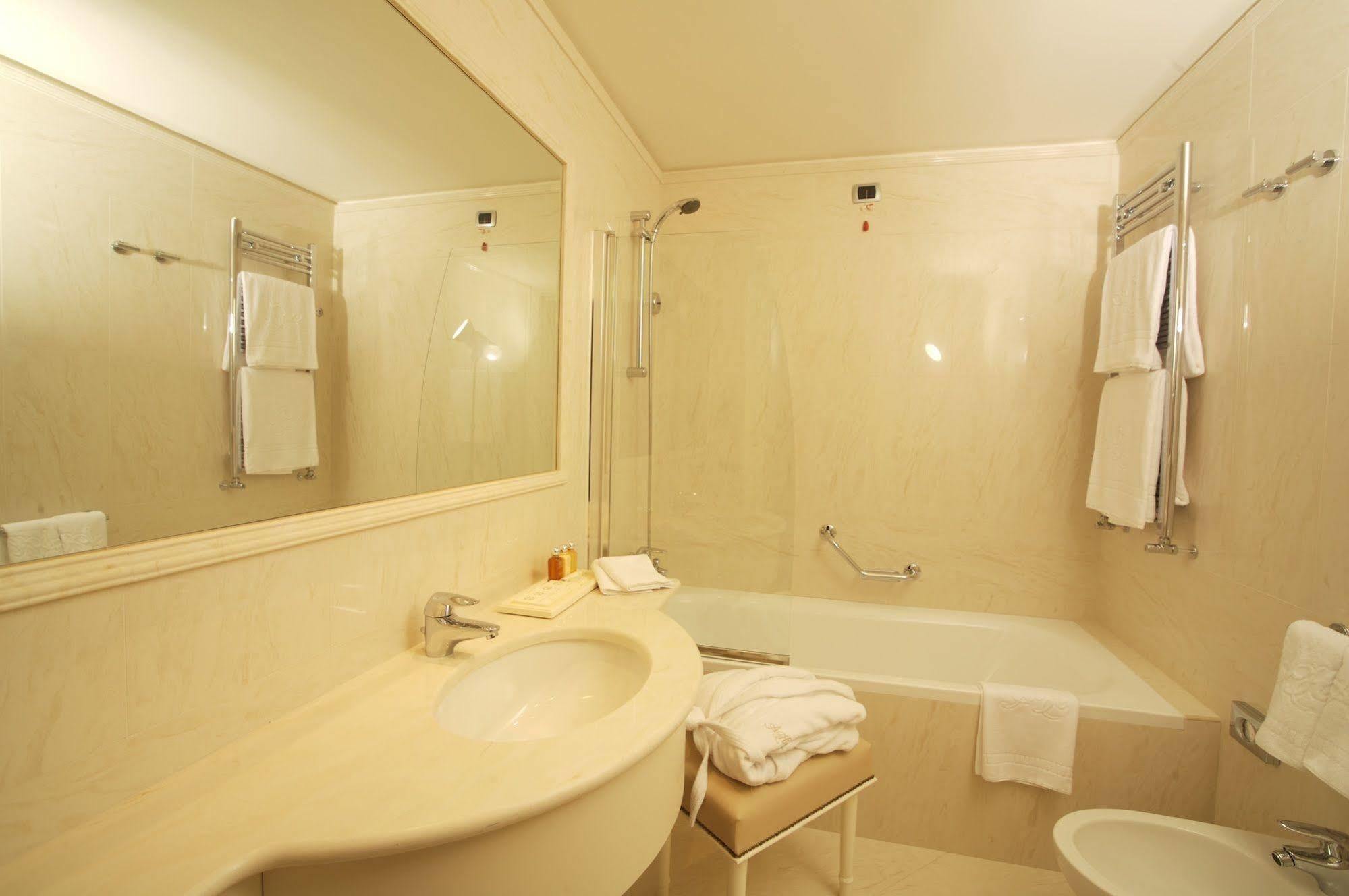 Hotel Ashley 라메지아 테르메 외부 사진
